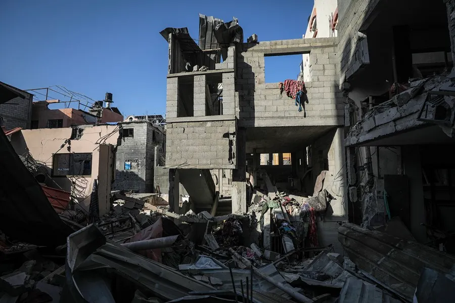 Viviendas destruidas tras un ataque aéreo israelí en el campo de refugiados de Al-Maghazi, al sur de la Franja de Gaza, este 25 de julio. EFE/EPA/Mohammed Saber