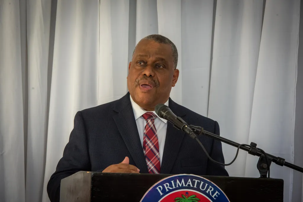 El nuevo primer ministro de Haití, Garry Conille, habla durante la posesión de su cargo, en una ceremonia realizada en las instalaciones oficiales de Villa d'Accueil este miércoles, en Puerto Príncipe (Haití). EFE/ Johnson Sabin