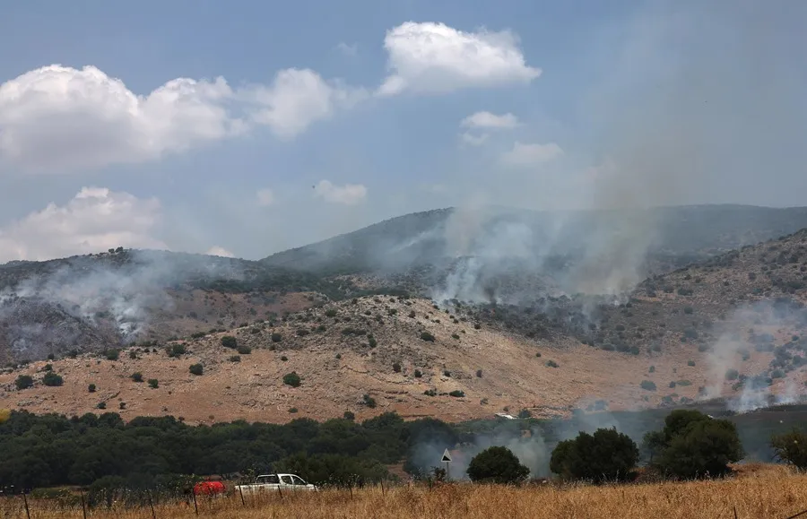 Vista del humo de los incendios provocados tras los ataques lanzados desde el Líbano, cerca de Banias, en los Altos del Golán, el pasado 9 de junio. EFE/EPA/Atef Safadi