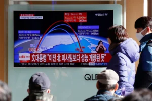 Fotografía de archivo en la que se ve a surcoreanos al observar un reportaje televisivo en vivo que muestra el anuncio especial de Corea del Norte de que ha probado con éxito un misil balístico intercontinental (ICBM), en Seúl (Corea del Sur). EFE/Kim Hee-Chul