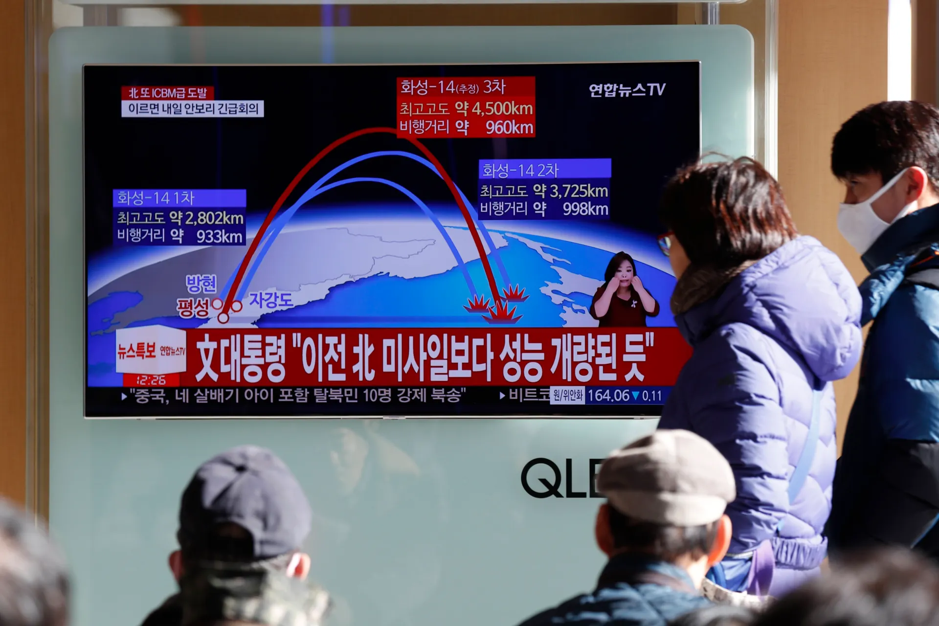 Fotografía de archivo en la que se ve a surcoreanos al observar un reportaje televisivo en vivo que muestra el anuncio especial de Corea del Norte de que ha probado con éxito un misil balístico intercontinental (ICBM), en Seúl (Corea del Sur). EFE/Kim Hee-Chul