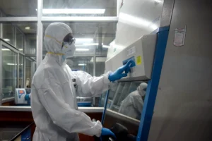 Vista de un laboratorio de investigación médica, en una fotografía de archivo. EFE/Idrees Mohamed