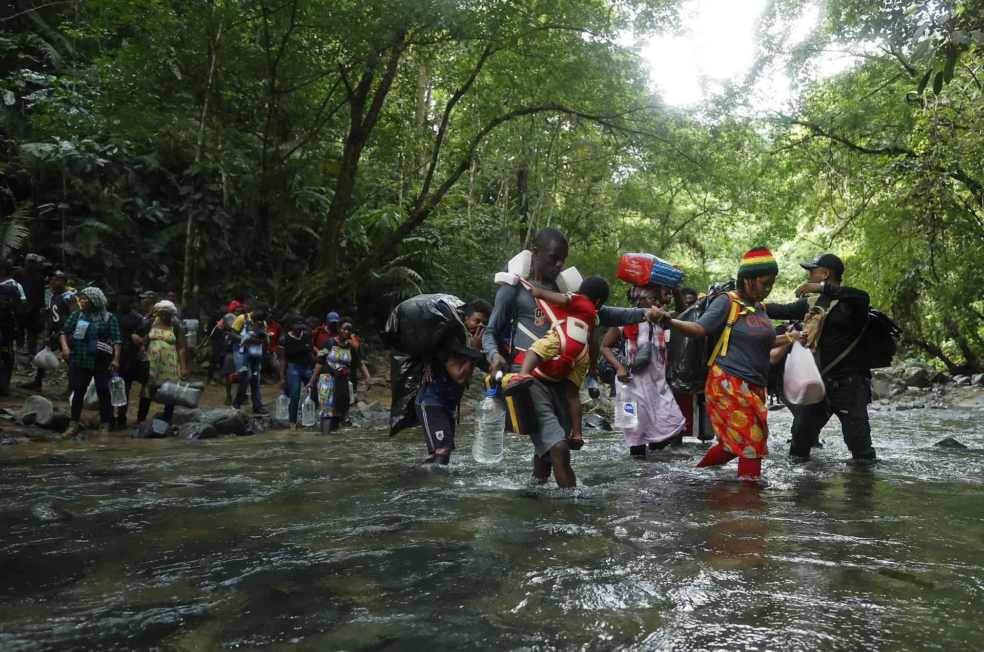 Fotografía de archivo que muestra a migrantes haitianos en su camino hacia Panamá por el Tapón del Darién en Acandí (Colombia). EFE/ Mauricio Dueñas Castañeda