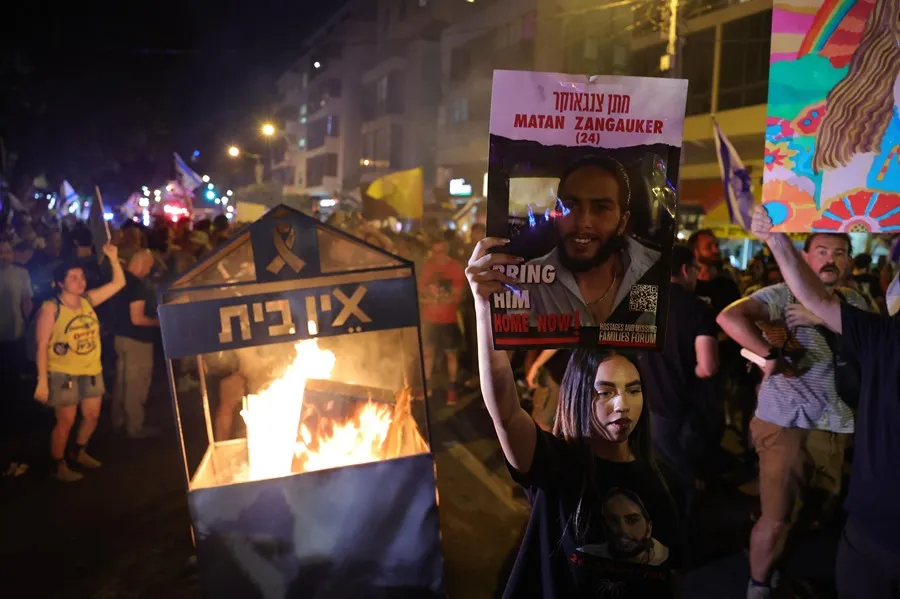 Manifestantes frente a la sede del partido Likud, el partido del primer ministro israelí Benjamin Netanyahu, este sábado 22 de junio en Tel Aviv. EFE/EPA/Abir Sultan