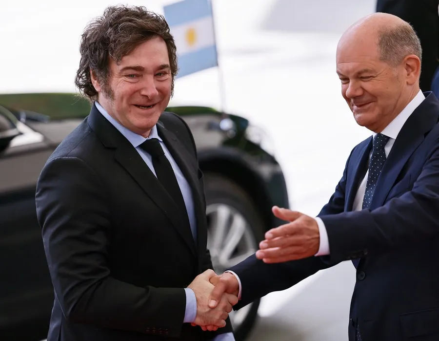 El canciller alemán Olaf Scholz (d) da la bienvenida al presidente de Argentina, Javier Milei, en la Cancillería de Berlín, este 23 de junio. EFE/EPA/Hannibal Hanschke