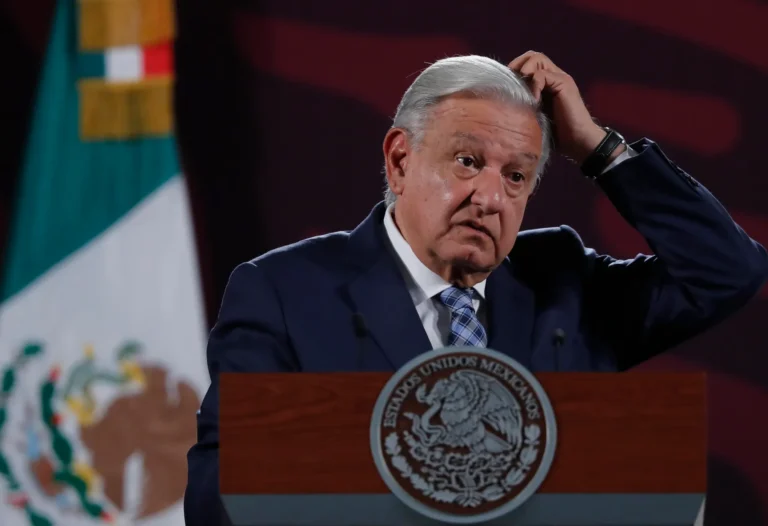 El presidente de México, Andrés Manuel López Obrador, habla durante una rueda de prensa en el Palacio Nacional este jueves, en Ciudad de México (México). EFE/ Mario Guzmán