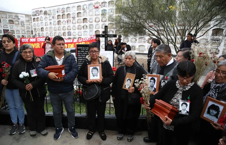 Familiares sostienen retratos de víctimas de la matanza de La Cantuta durante su funeral en Lima (Perú). EFE/ Paolo Aguilar