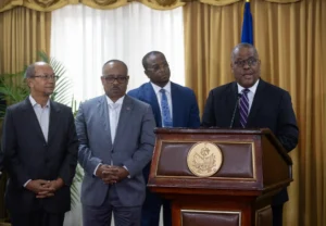 El designado primer ministro de Haití, Garry Conille, habla ante los miembros del Consejo Presidencial de Transición (CPT) durante una ceremonia de presentación oficial de la ampliación del decreto de su nombramiento, en Puerto Príncipe (Haití). EFE/Orlando Barría