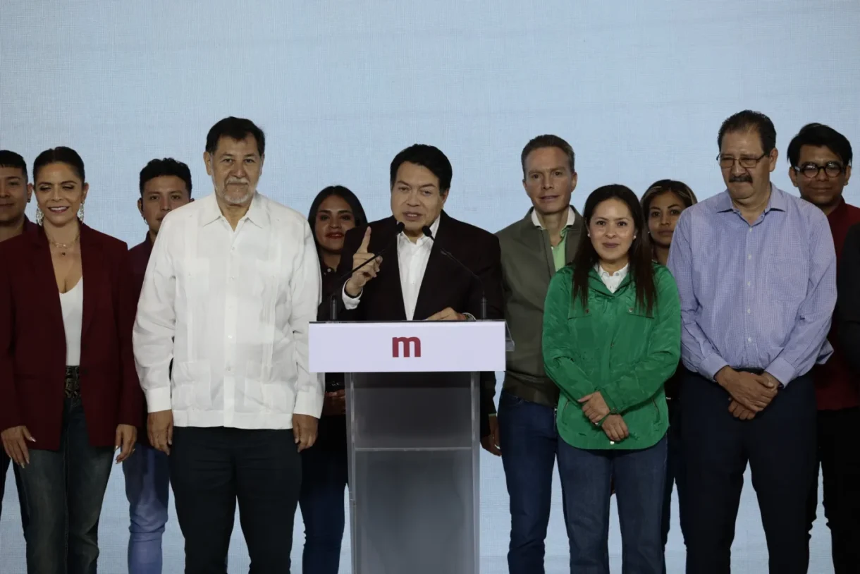 El dirigente del Movimiento de Regeneración Nacional (Morena), Mario Delgado, habla durante una rueda de prensa este domingo en Ciudad de México (México). EFE/José Méndez
