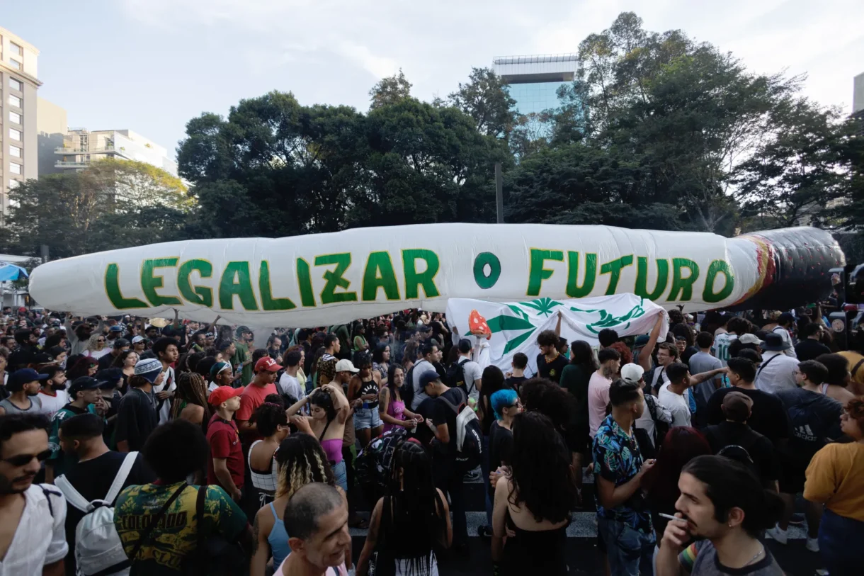 Personas participan en la decimosexta edición de la Marcha de la Marihuana este domingo en São Paulo (Brasil). EFE/ Isaac Fontana