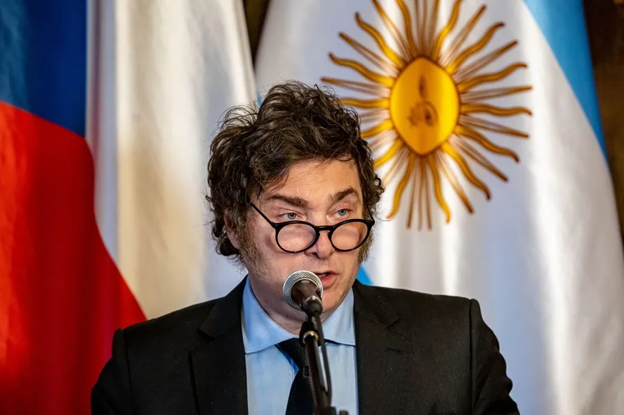 El presidente de Argentina, Javier Milei, habla con los medios de comunicación después de reunirse con el Presidente checo, Petr Pavel (no en la foto) en el Castillo de Praga, en Praga, República Checa. EFE/EPA/Martin Divisek