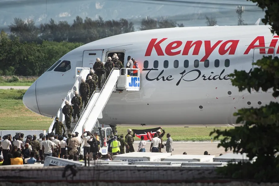 Soldados kenianos que descienden de un avión de Kenyan Airlines a su llegada al Aeropuerto Internacional Toussaint Louverture en Puerto Príncipe, Haití, el 25 de junio, han dejado miles de víctimas. EFE/Johnson Sabin