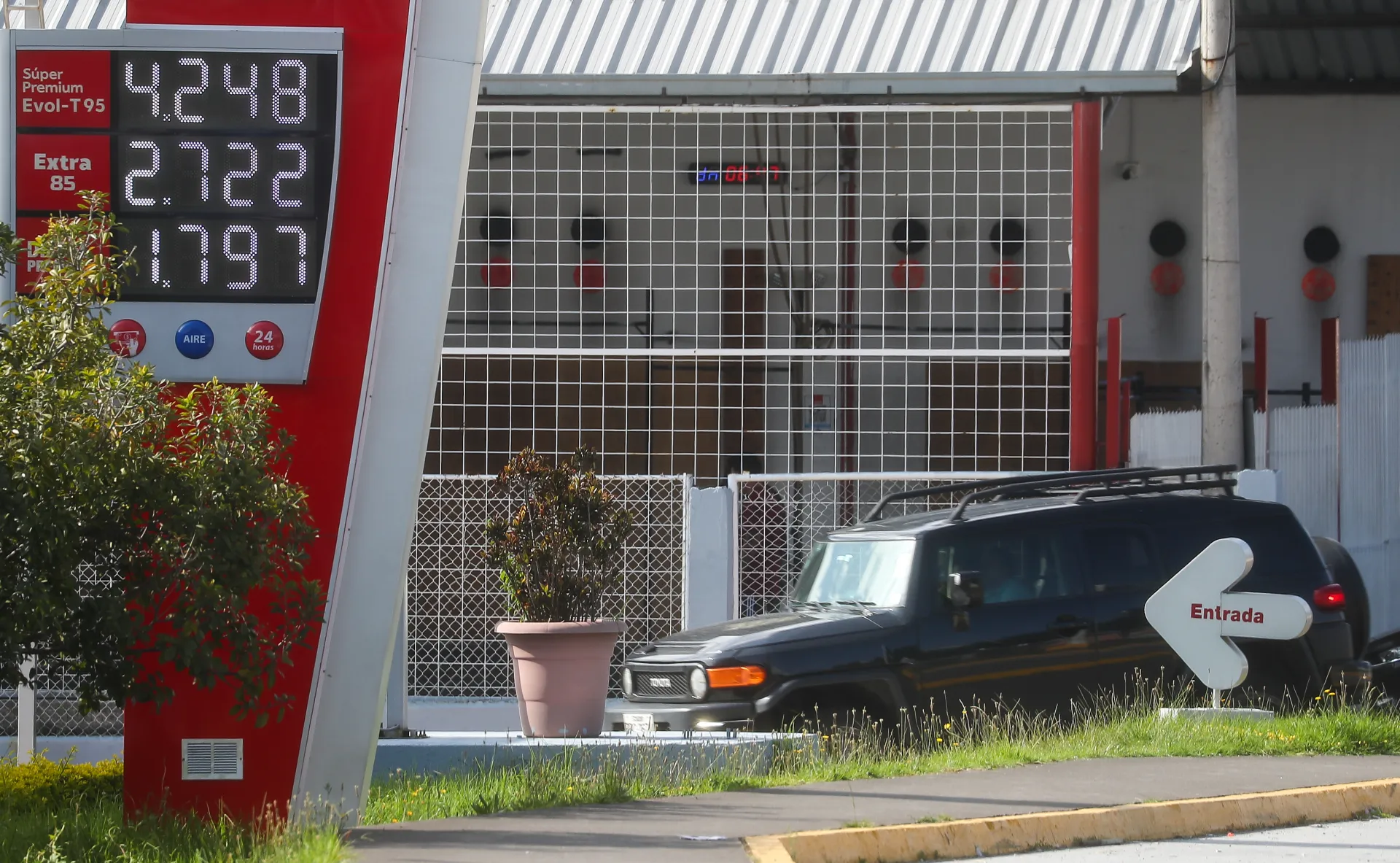 Fotografía en la que se observa un aviso con los precios de combustibles en una gasolinera en Quito (Ecuador). EFE/José Jácome