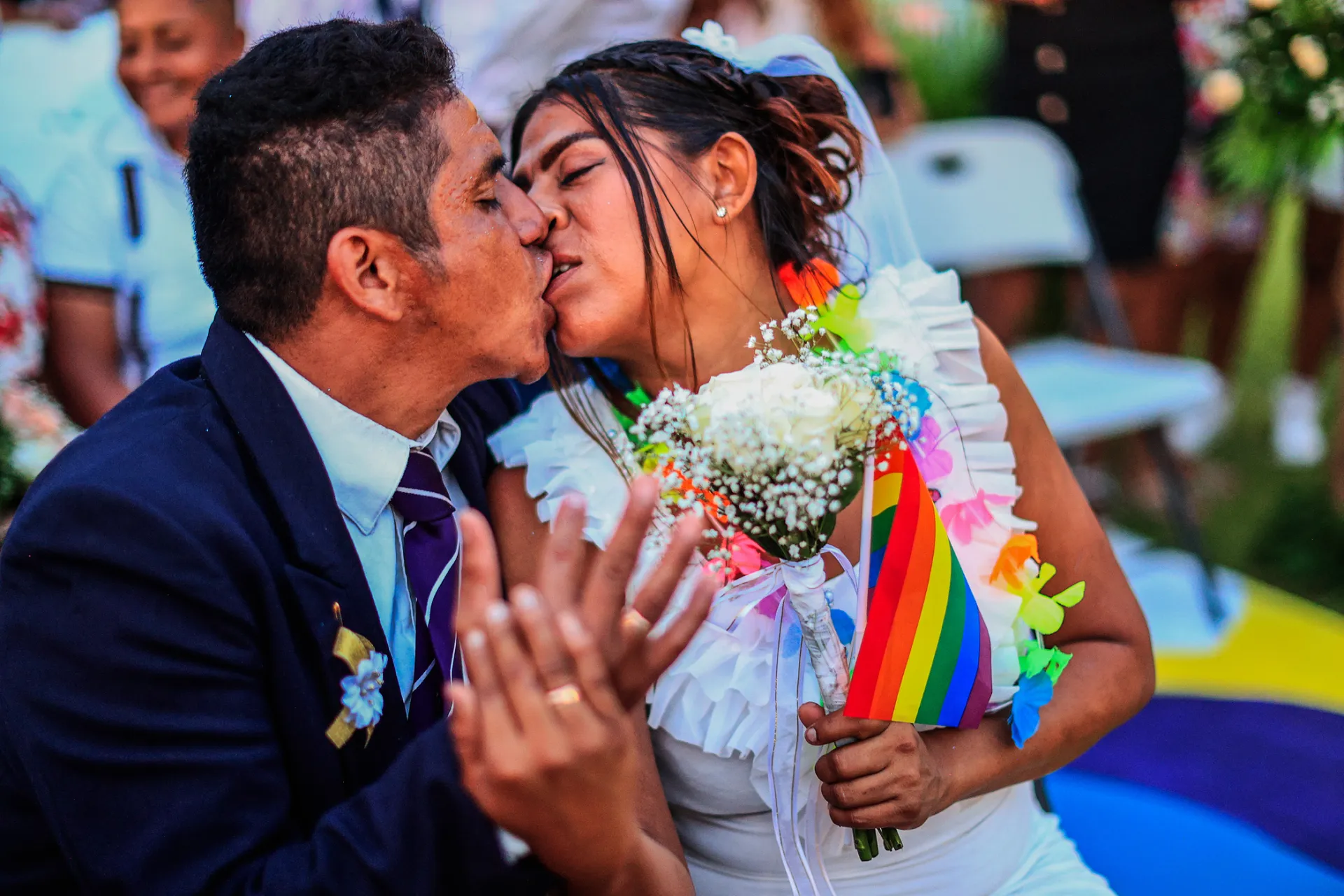 Una pareja contrae matrimonio en el Día del Orgullo LGTBI, en el balneario de Acapulco (México). EFE/David Guzmán
