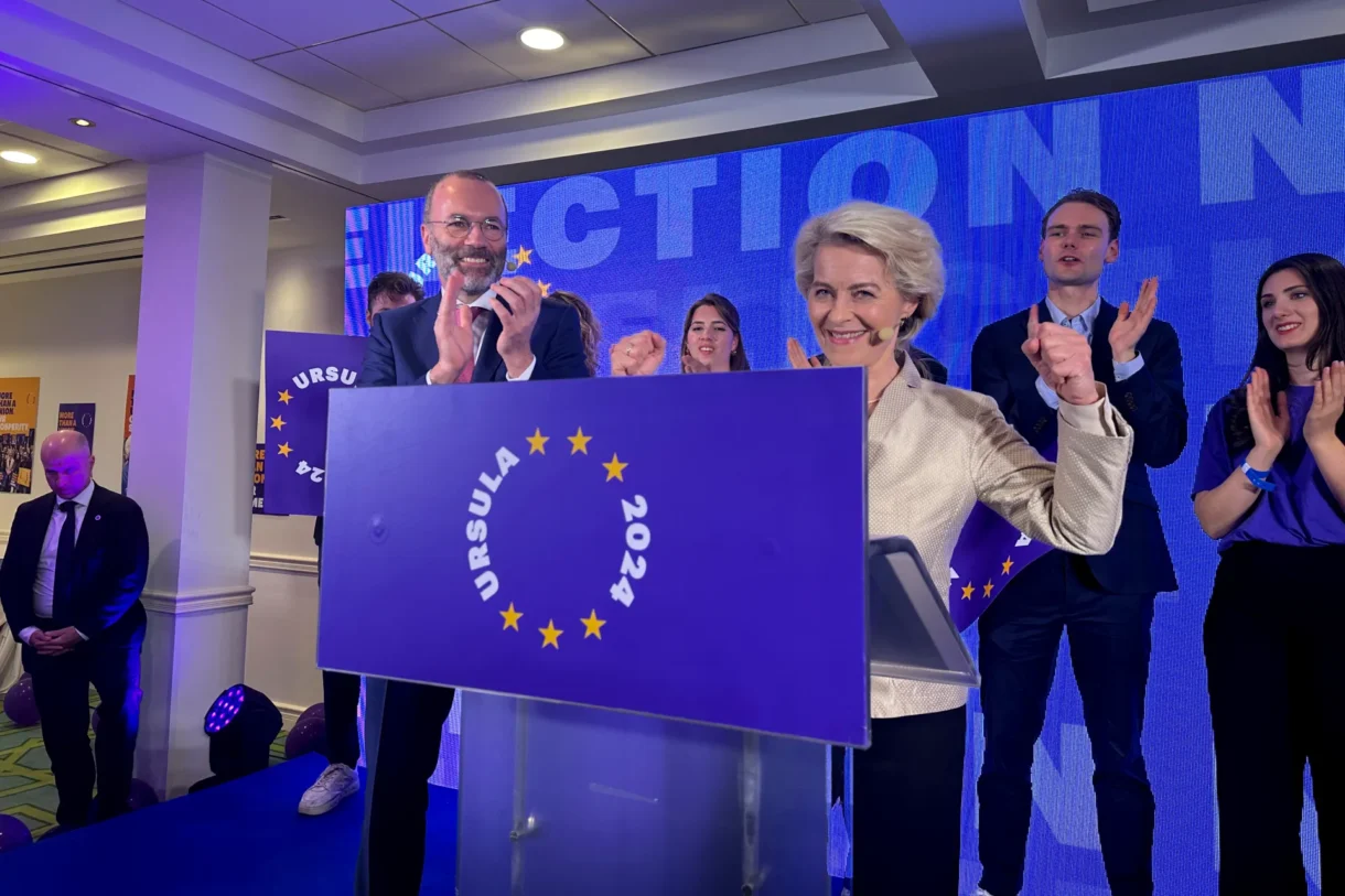 La presidenta de la Comisión Europea y candidata del PPE a repetir en el cargo, Ursula von der Leyen (c-d), celebra junto al presidente de PPE, Manfred Weber (c-i), los resultados de las elecciones europeas. EFE/Laura P. Gutiérrez
