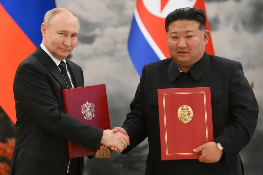 El presidente ruso Vladimir Putin (i) y el líder norcoreano Kim Jong Un (d) tras la firma del nuevo acuerdo de asociación estratégica entre ambos países firmado en Pyongyang, el 19 de junio. EFE/EPA/Kristina Kormilitsyna/ SPUTNIK / KREMLIN POOL