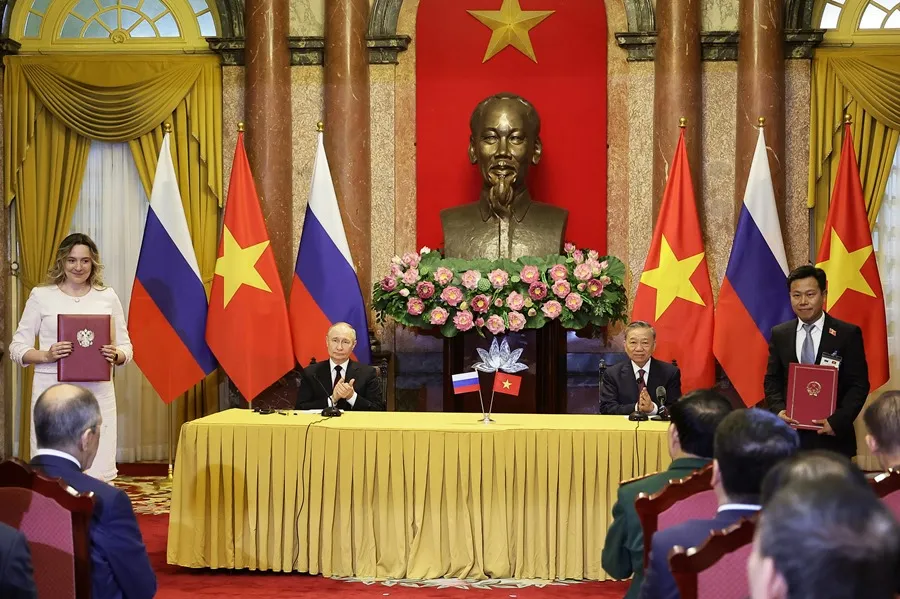 El presidente ruso Vladimir Putin (i) y el presidente vietnamita To Lam (d) en el Palacio Presidencial de Hanoi, Vietnam, este 20 de junio. EFE/EPA/Vladimir Smirnov/SPUTNIK/KREMLIN POOL