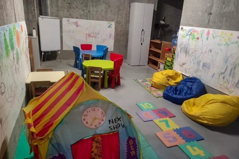 Imagen de archivo de una zona para niños en refugio antiaéreo en Kiev. EFE/Marcel Gascón