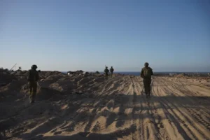 Imagen de archivo distribuida por el Ejército israelí de varios soldados hebreos durante una operación en la franja de Gaza. EFE/ Ejército de Israel