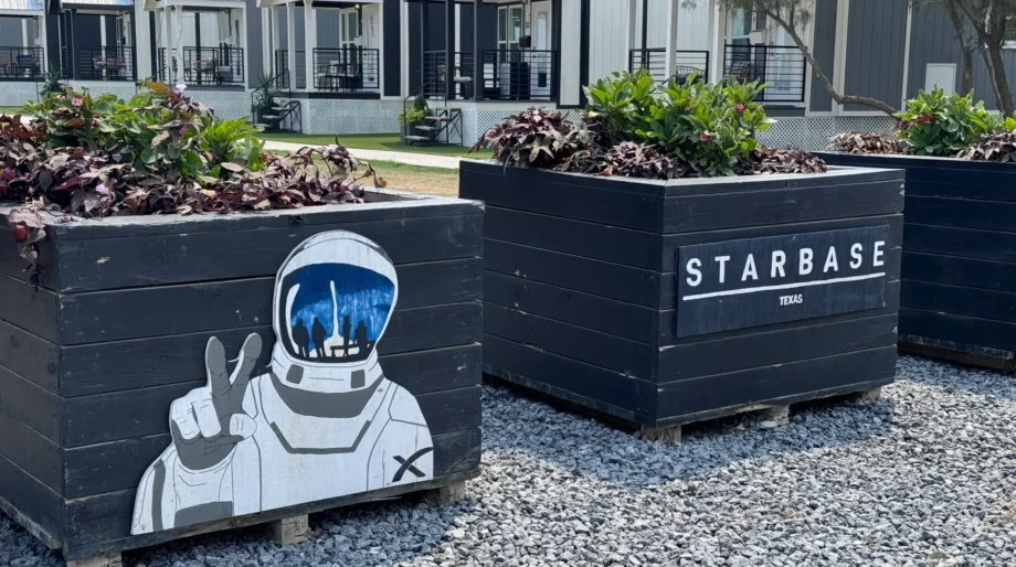 Fotografía que muestra una placa el 7 de junio de 2024 en Starbase (EE.UU.). EFE/Octavio Guzmán