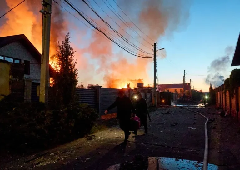 Imagen de archivo del incendio declarado tras un ataque con un misil S-300 contra una zona residencial de Járkov, en el noreste de Ucrania. EFE/EPA/Sergei Kozlov