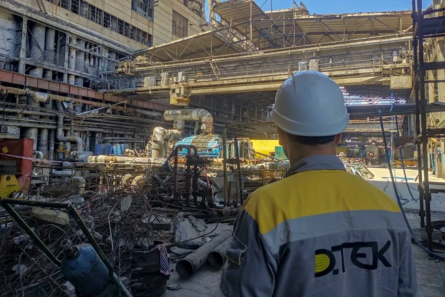 Empleados de la empresa DTEK ante un equipo dañado por un bombardeo ruso contra la central térmica de la compañía en la ciudad ucraniana de Dnipró. EFE/ Marcel Gascón