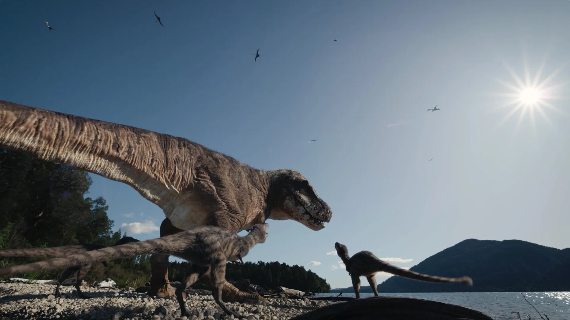 Fotografía cedida por Giant Screen Films donde aparece una madre Tiranousario Rex y sus crías junto a un lago, especies que protagonizan el documental 'T.Rex' sobre el descubrimiento del fósil de un joven dinosaurio Tiranousario Rex (T-Rex). EFE/Giant Screen Films