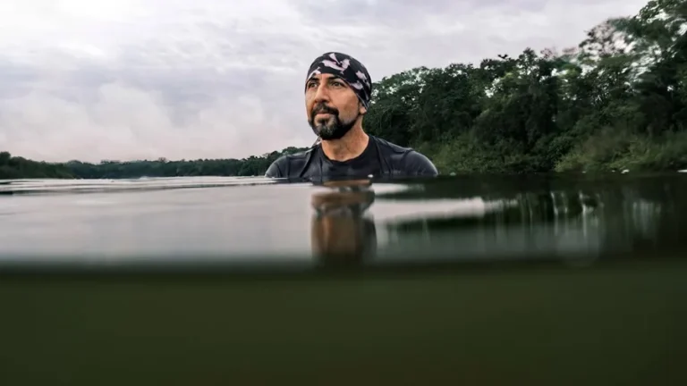 Fotografía cedida por National Geographic que muestra al biólogo marino y conservacionista colombiano, Fernando Trujillo, mientras nada durante una de sus expediciones al río Amazonas. EFE/ Thomas Peschak