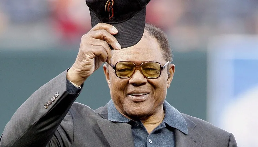 Fotografía de archivo, tomada en 6 mayo de 2006, en la que se registró a la leyenda del béisbol Willie Mays, durante un homenaje por su cumpleaños 75, en el estadio AT&T Park de San Francisco (California, EE.UU.). EFE/Monica Davey