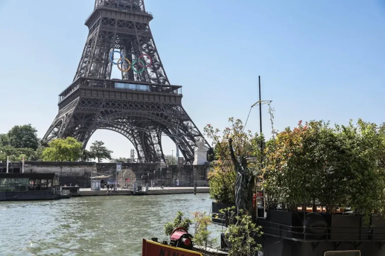 Vista de la Torre Eiffel y del río Sena. EFE/EPA/Teresa Suarez