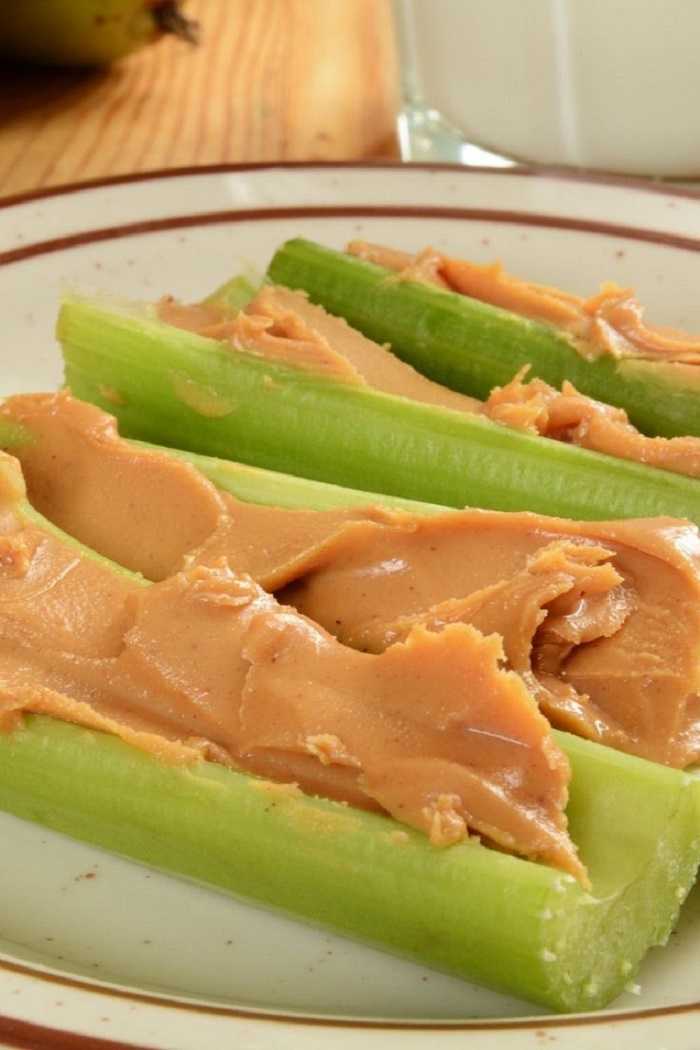 Palitos de apio con crema de maní: rico snack para los amigos