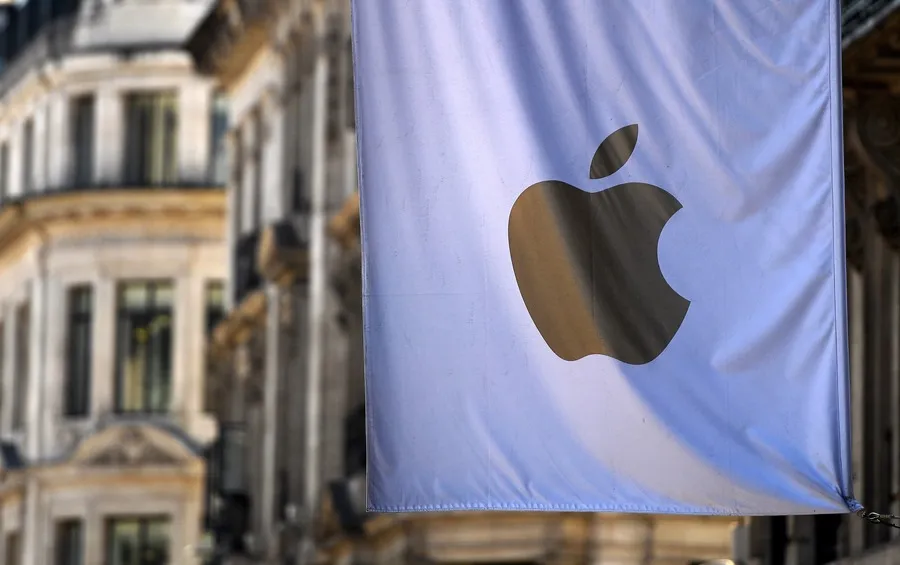 Una bandera con el logotipo de Apple ondea en su sede en Londres (Reino Unido), en una imagen de archivo. EFE/Andy Rain