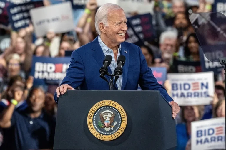 Joe Biden se reunirá con su familia para hablar de su futuro político, según NBC. EFE/EPA/STAN GILLILAND