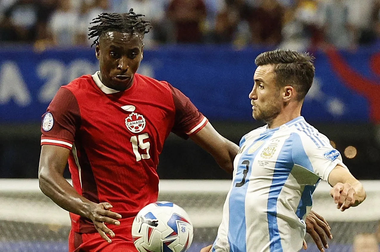 Moise Bombito (i) de Canadá y Nicolas Tagliafico (d) de Argentina en la Copa América 2024. EFE/EPA/ERIK S. MENOR