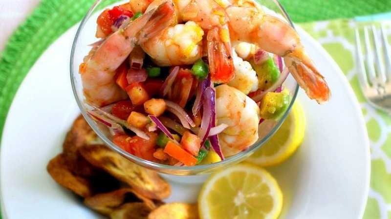 Ceviche de fresas con langostinos y aguacate: así se prepara