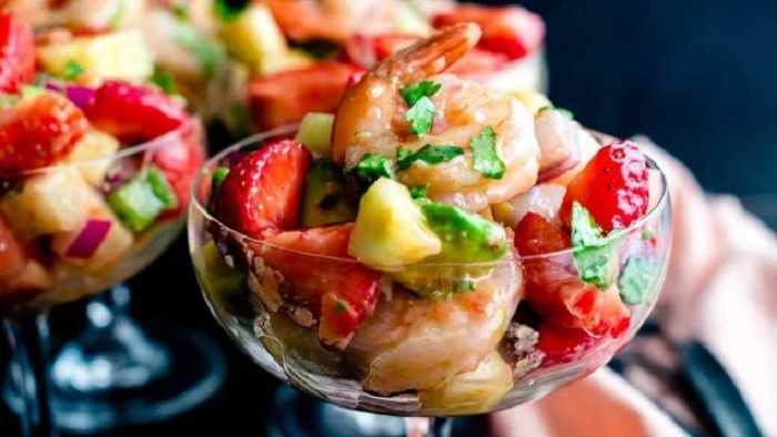 Ceviche de fresas con langostinos y aguacate