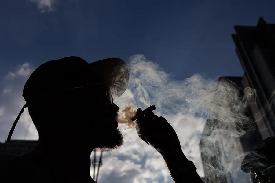 Un hombre fuma marihuana en Brasil. EFE/Isaac Fontana
