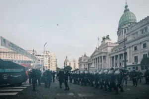 Policías bloquean una protesta a las afueras del senado este miércoles, en Buenos Aires (Argentina). EFE/ Juan Ignacio Roncoroni