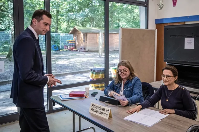 El presidente del partido ultraderechista francés Agrupación Nacional (RN), Jordan Bardella, se prepara para emitir su voto en una mesa electoral electrónica en la primera vuelta de las elecciones parlamentarias, en Garches, cerca de París. EFE/EPA/CHRISTOPHE PETIT TESSON