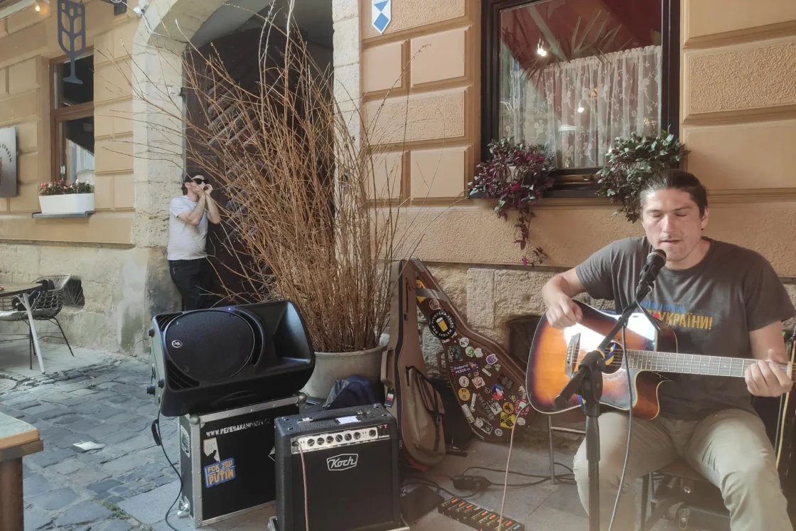 Entre Leópolis y Járkov, de oeste a este, ritmos y melodías llenan las calles ucranianas en el Día Internacional de la Música. EFE/ Rostyslav Averchuk