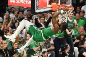 El guardia de los Boston Celtics, Jaylen Brown, encesta el balón para anotar dos puntos contra los Dallas Mavericks durante la primera mitad del quinto juego de las Finales de la NBA. EFE/EPA/AMANDA SABGA