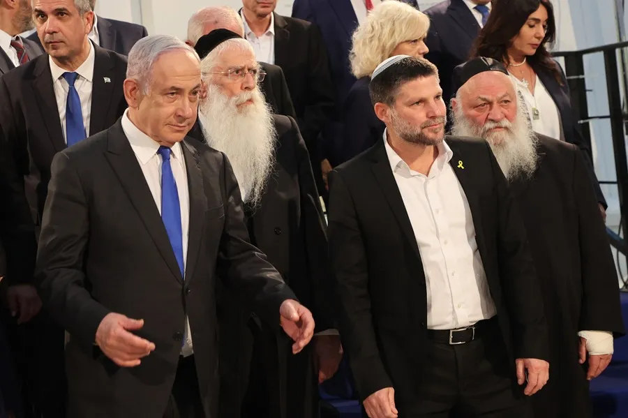 El primer ministro israelí, Benjamín Netanyahu (i), posa junto a otros miembros del gabinete antes de una reunión. EFE/EPA/Gil Cohen-Magen