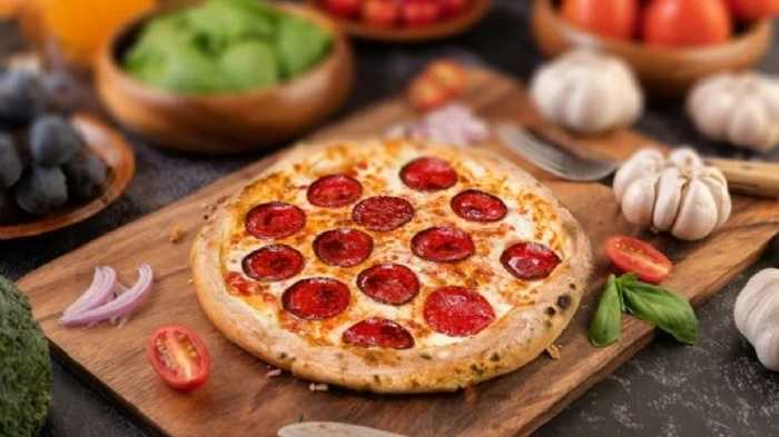 pizza de pepperoni en sartén
