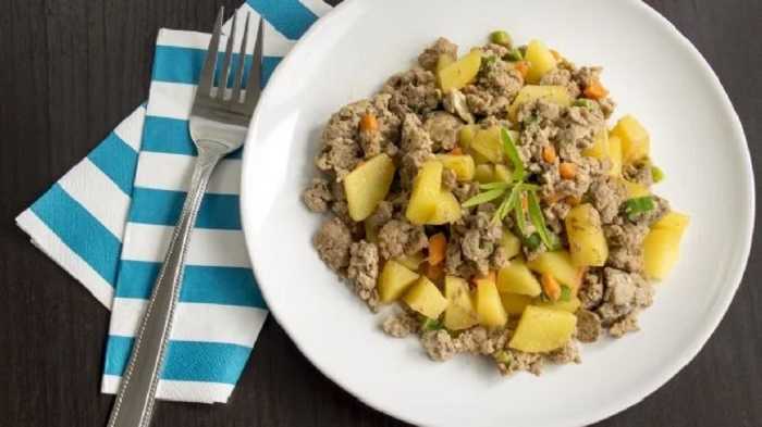 Carne molida en salsa verde con papas