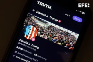 Una ilustración fotográfica de la cuenta del ex presidente estadounidense Donald Trump en la plataforma de redes sociales Truth Social mostrada en un teléfono móvil en Washington (EE.UU.). EFE/Will Oliver