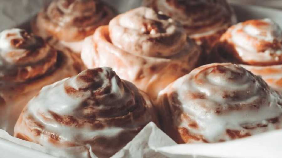 Rollos de canela con glaseado de queso: deliciosos para los niños