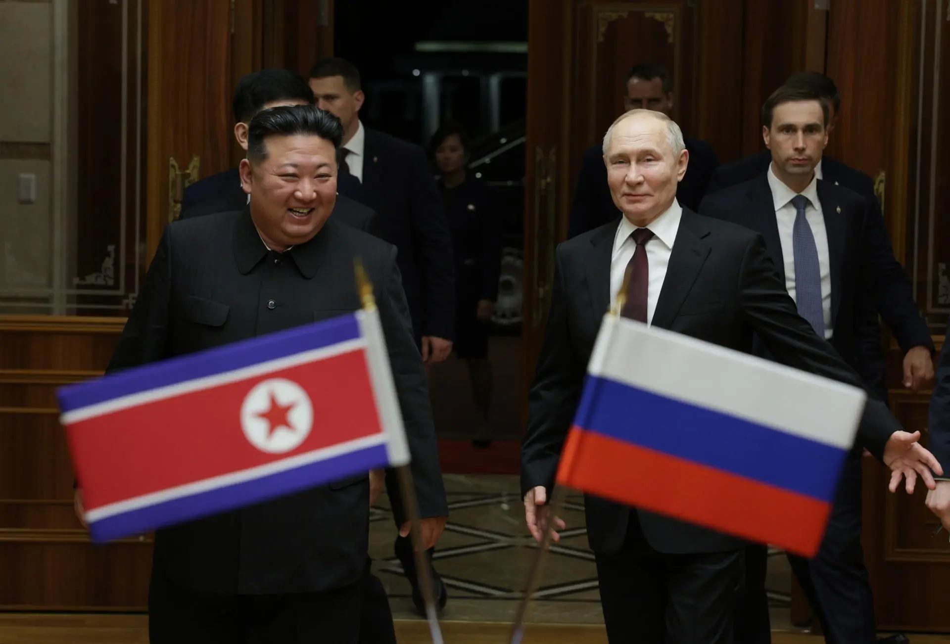 El presidente ruso Vladimir Putin (2d) y el líder norcoreano Kim Jong un (i) asisten a una reunión en Pyongyang (Corea del Norte). EFE/Gavrill Grigorov/Sputnik/Kremlin Pool