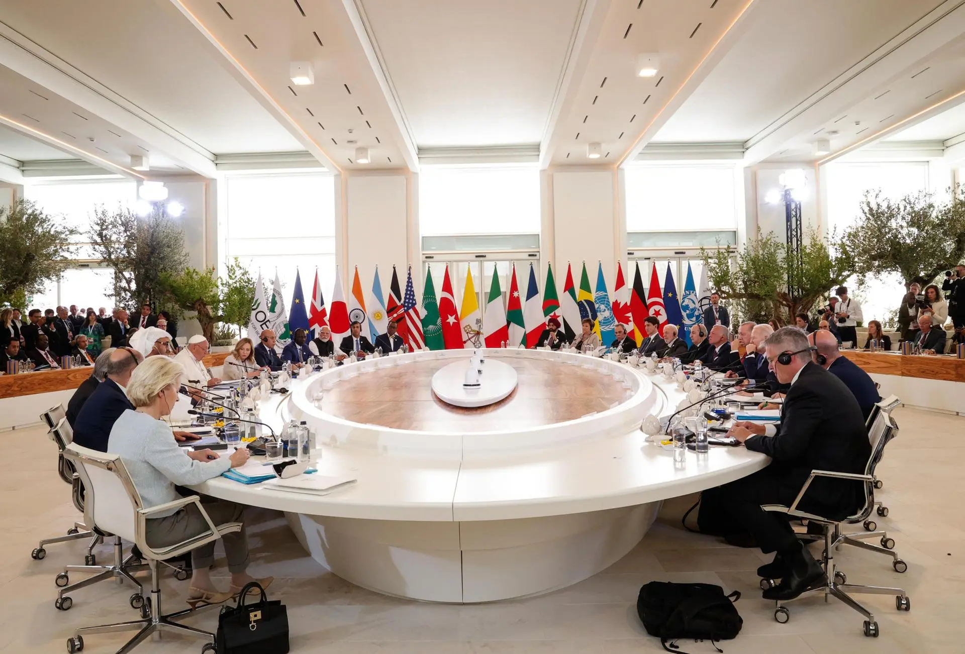 El Papa Francisco participa en una mesa redonda con líderes del G7 y líderes estatales en el segundo día de la cumbre del G7, en Borgo Egnazia, región de Apulia, sur de Italia, el 14 de junio de 2024. La 50.ª Cumbre del G7 reunirá a los líderes de los Estados miembros del Grupo de los Siete en el complejo turístico de Borgo Egnazia del 13 al 15 de junio de 2024. El Papa Francisco es el primer Papa que participa en una Cumbre del G7. (Papá, Italia) EFE/EPA/GIUSEPPE LAMI