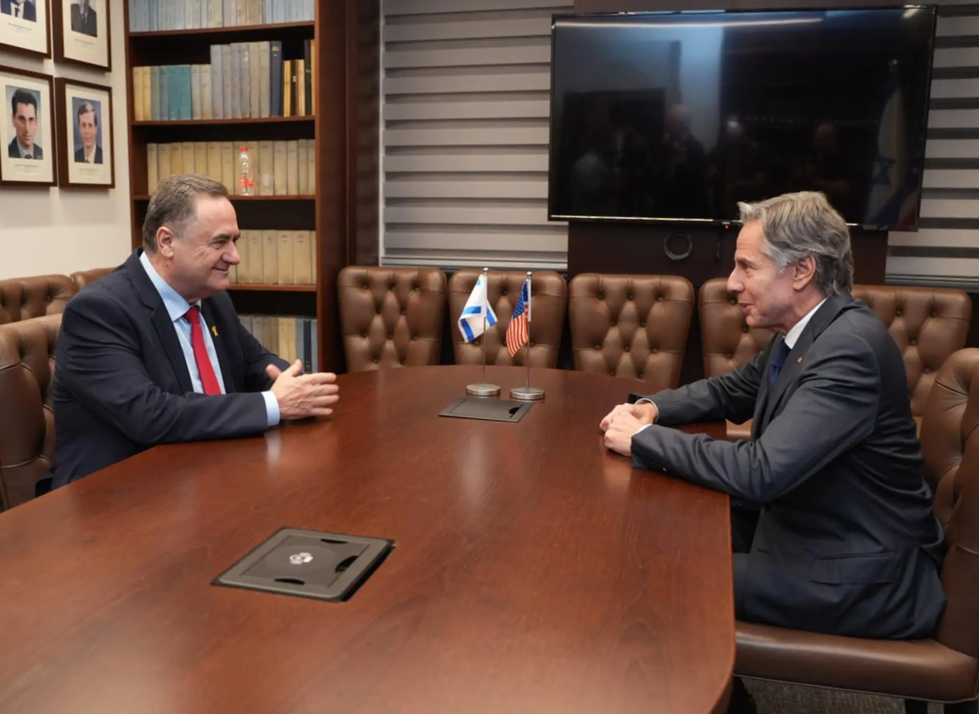 Fotografía de la reunión entre el secretario de Estado de EEUU, Antony Blinken (d), y el ministro de Exteriores israelí, Israel Katz, este lunes, en Jerusalén (Israel) .EFE/ Oficina De Asuntos Exteriores De Israel
