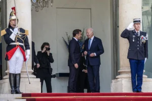 El presidente de Francia, Emmanuel Macron, y el presidente estadounidense, Joe Biden, después de una declaración conjunta en el Palacio del Elíseo en París, Francia. EFE/EPA/CHRISTOPHE PETIT TESSON